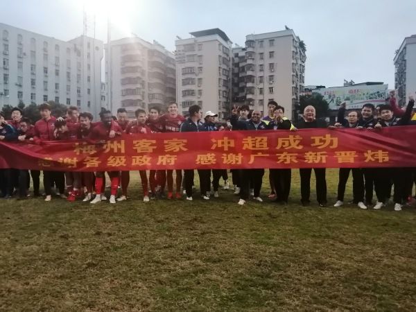 1月23日，徐峥工作室发布了一张包含机票和车票的图片，并配文称：;猜猜徐老师这一次是要去哪儿？，图片上的票面信息为;北京清迈和;上海香港，意在代指徐峥导演2012年执导的《人再囧途之泰囧》和2015年的《港囧》，看来;囧系列新作要来了！1月24日，《时尚芭莎》联手电影《流浪地球》，发布主创时尚大片及时尚短片